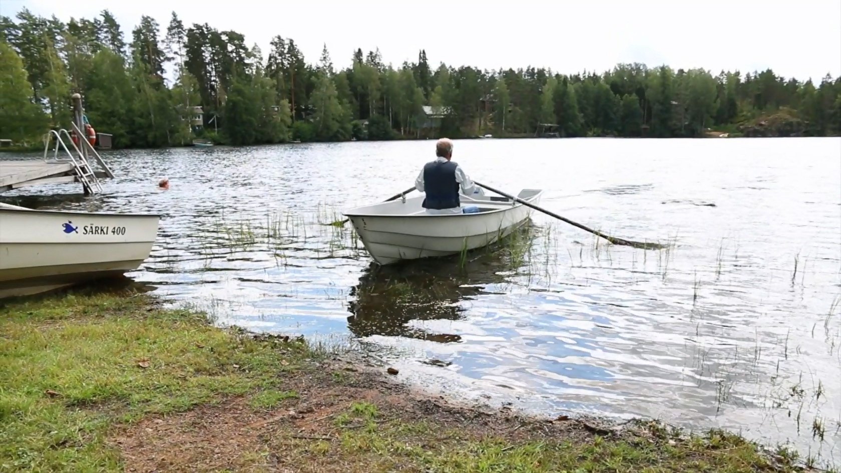 Mies soutuveneessä rantautumassa souturetkeltä