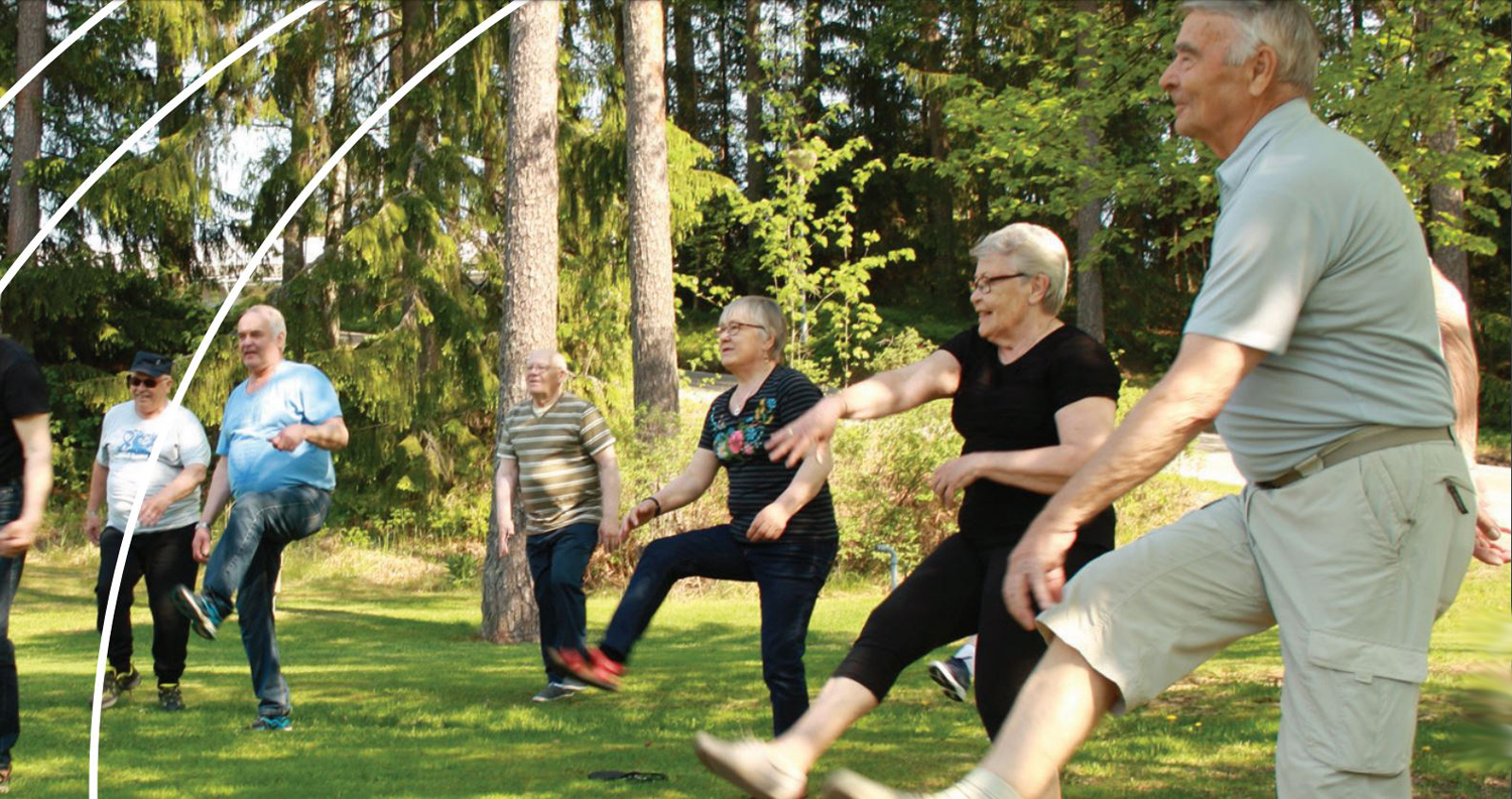 Senioreiden puistojumppaa Lehmirannassa Salossa