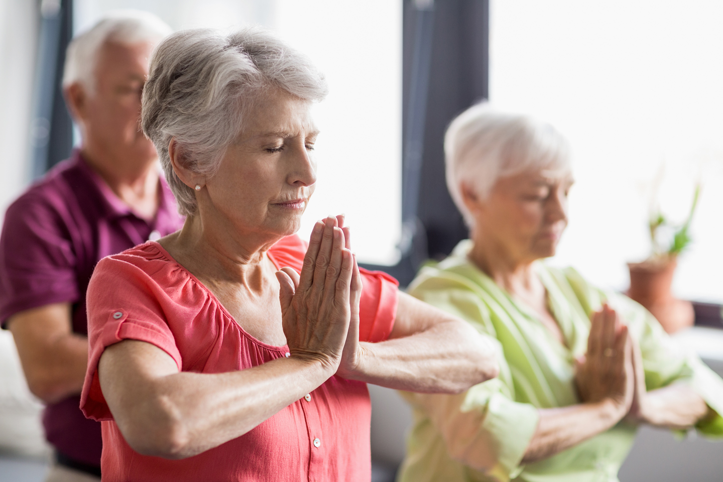 Ihmisiä rentoutumassa pilates -tunnilla.