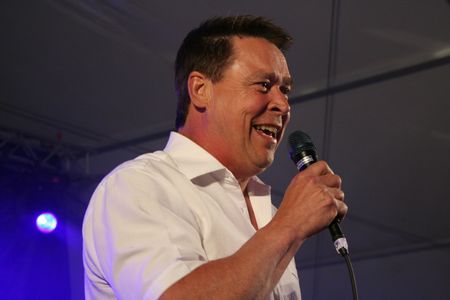 Markku Aro laulaa mikrofoniin.