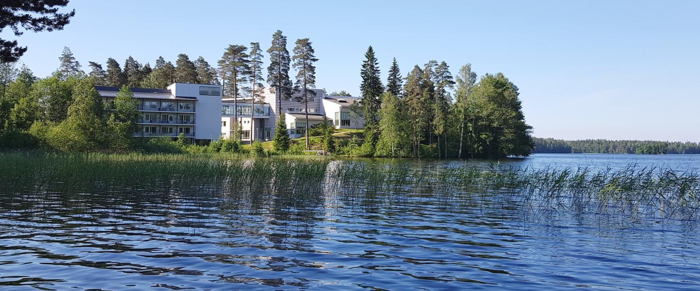 Lehmirannan lomakeskuksen rakennuksia Lehmijärven rannalla Salossa