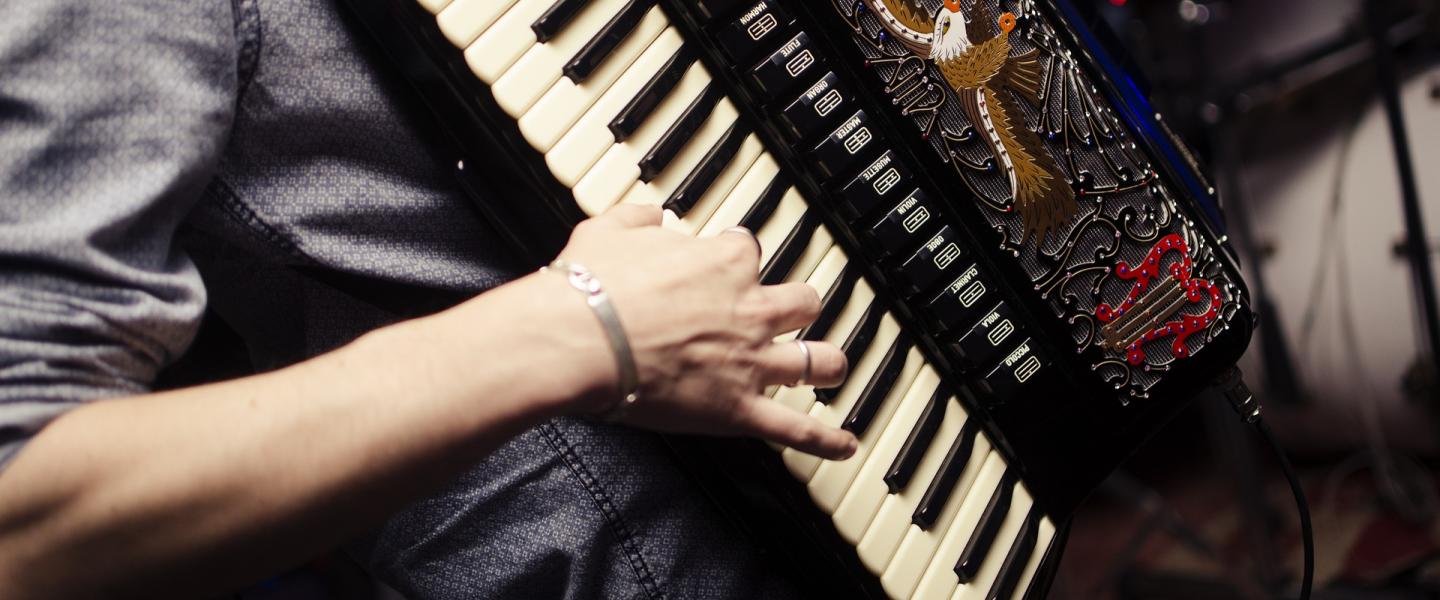 Pianohaitarinsoittajan kädet
