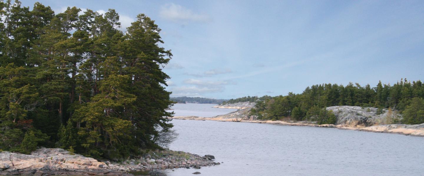 Saaristomeren kallioisia saaria ja luotoja meren sylissä Särkisalossa