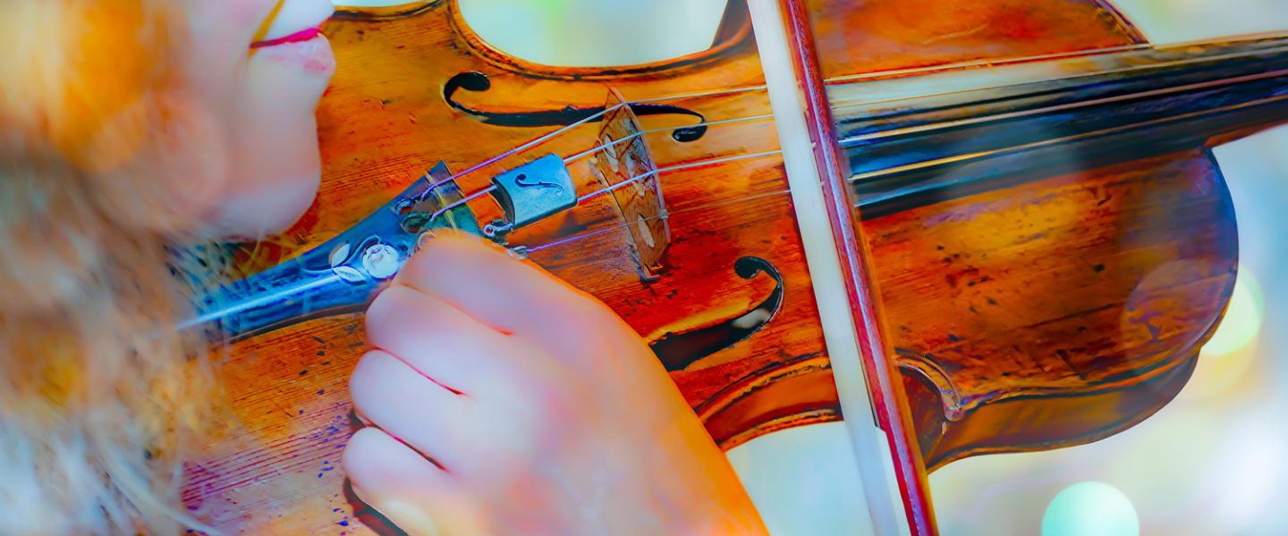 Pastellivärein muokattu lähikuva viulusta ja nuoren naissoittajan kasvojen osasta.