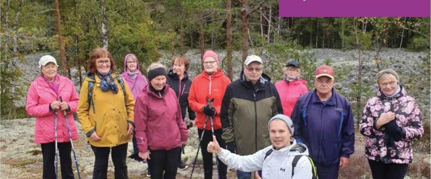 Syksy-talvi esitteen kansikuva, jossa ryhmä ihmisiä kalliolla 