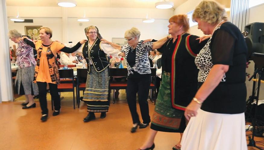 Naiset tanssivat rivissä kreikkalaista tanssia