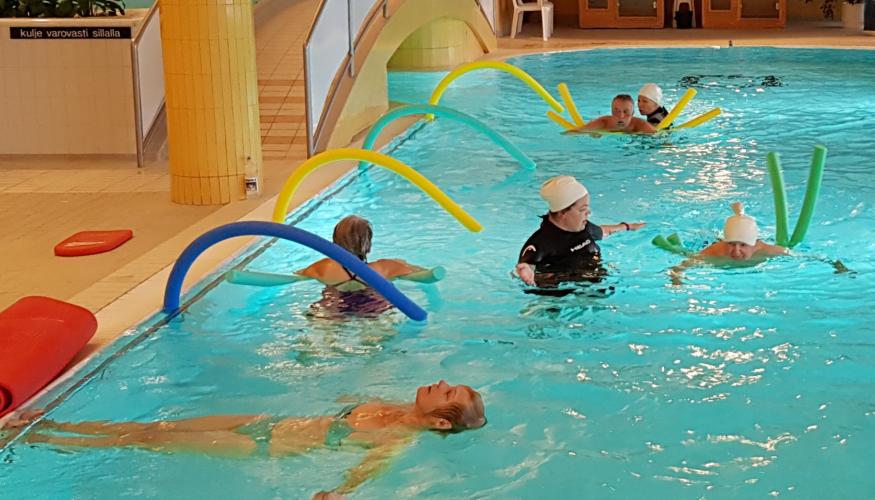 Senioreita Lehmirannan uimakoulussa uima-altaassa harjoittelemassa uimista.